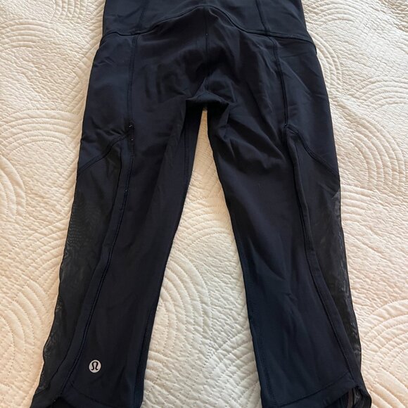 Lululemon cropped leggings with Mesh Side - Picture 3 of 5